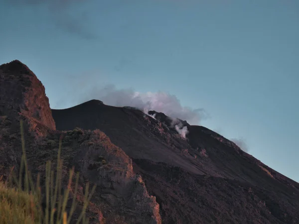 一张美丽的斯特朗博里火山的照片 — 图库照片
