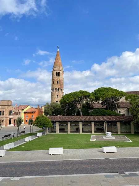 Plano Vertical Del Campanario Catedral Caorle Caorle Italia — Foto de Stock
