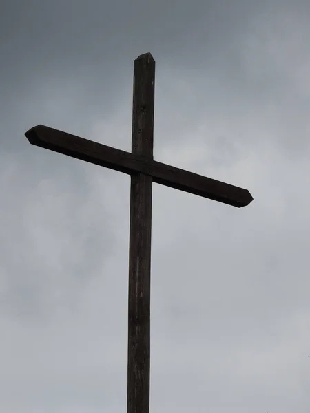 Una Croce Nel Campo Sotto Cielo Nuvoloso — Foto Stock