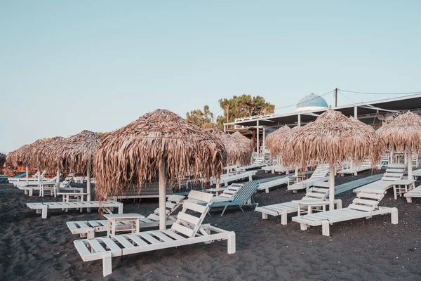 Una Vista Sombrillas Paja Playa Tumbonas Debajo Ellos —  Fotos de Stock