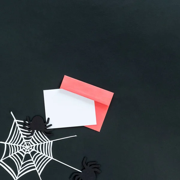 暗いと不気味なハロウィーンの装飾や招待状のためのコピースペース付きの空白のメモ帳のトップビュー — ストック写真