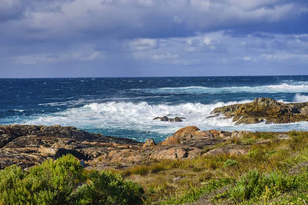 Tiro Cênico Ondas Selvagens Quebrando Costa Sul Austrália Sob Céu — Fotografia de Stock