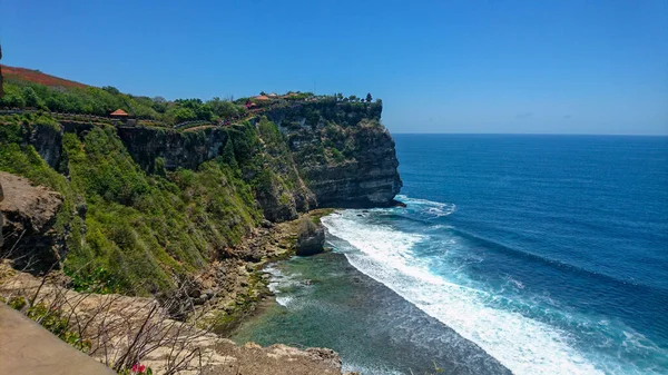 Ein Faszinierender Blick Auf Die Klippen Ufer Des Ruhigen Meeres — Stockfoto