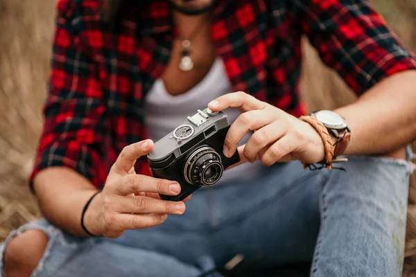 Young Male Photographer Taking Pictures Rural Landscape Using Vintage Camera — Stock Photo, Image