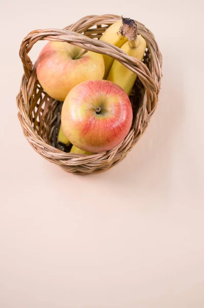 Vers Gezond Fruit Beige Oppervlak Appels Bananen Met Tekstruimte — Stockfoto