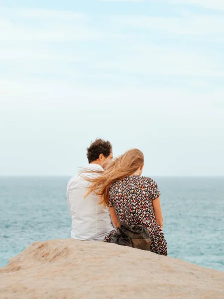 Young Couple Sitting Shore Sea Windy Day — Stock Photo, Image