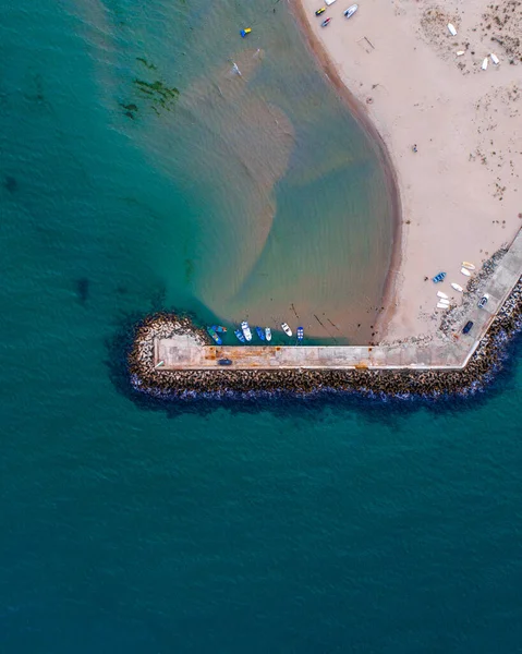Vista Pájaro Una Playa Azul Con Una Península —  Fotos de Stock