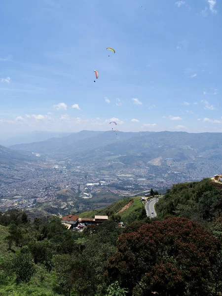 Pionowe Ujęcie Miasta Medellin Górach Pod Błękitnym Niebem Hiszpanii — Zdjęcie stockowe