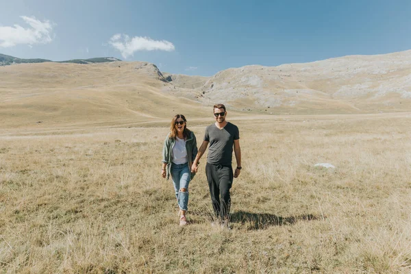 Lukomir Bosnie Herzégovine Sept 2019 Jeune Couple Marchant Dans Les — Photo