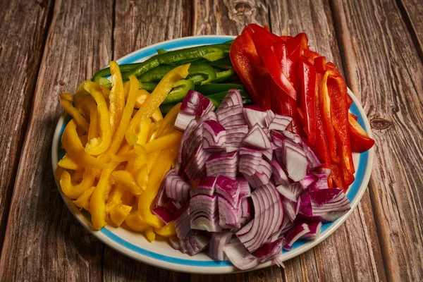 Plato Con Pimientos Rojos Amarillos Verdes Cebolla Superficie Madera —  Fotos de Stock