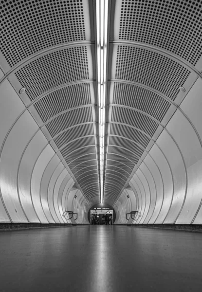 Uno Scatto Scala Grigi Del Corridoio Della Metropolitana Sotto Luci — Foto Stock