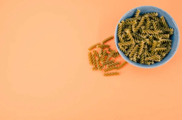 Colpo Verticale Pasta Fusilli Italiana Una Ciotola Blu Tavolo Arancione — Foto Stock