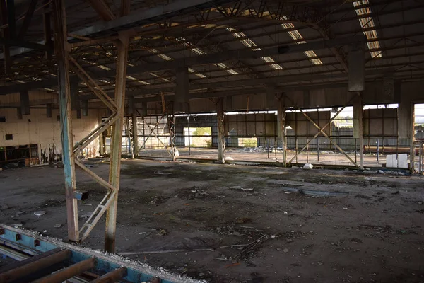 Das Innere Einer Alten Verlassenen Lagerhalle Mit Zerbrochenen Fenstern Tageslicht — Stockfoto