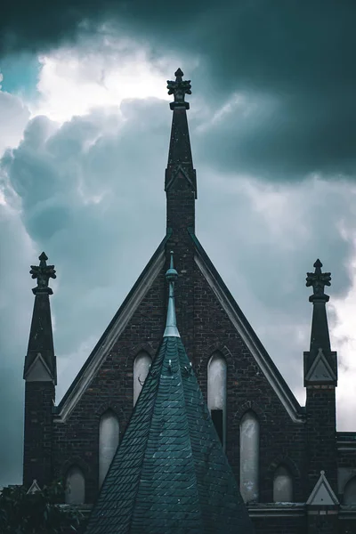Eine Vertikale Aufnahme Einer Gotischen Kirche Einem Stürmischen Tag — Stockfoto