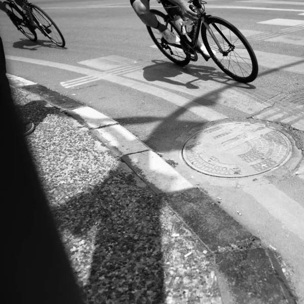 Серый Снимок Велосипедистов Едущих Узкой Дороге — стоковое фото