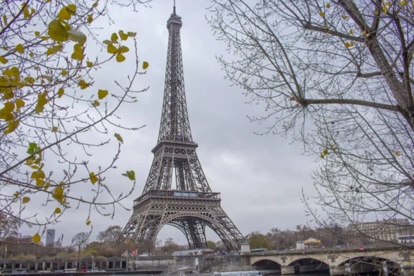 在法国巴黎的一个阴郁的日子里 埃菲尔铁塔被公园环绕着 — 图库照片