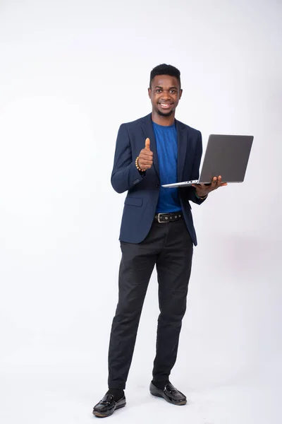 Afrykański Biznesmen Garniturze Laptopem Przed Białą Ścianą — Zdjęcie stockowe