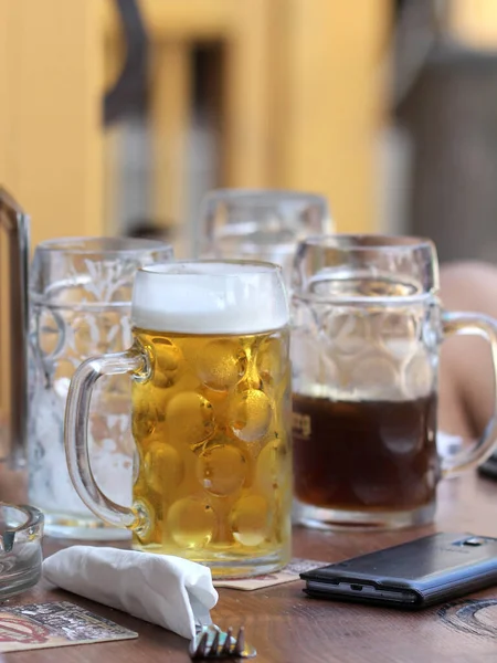 Ein Glas Frisches Ale Und Bier Auf Dem Cafétisch — Stockfoto