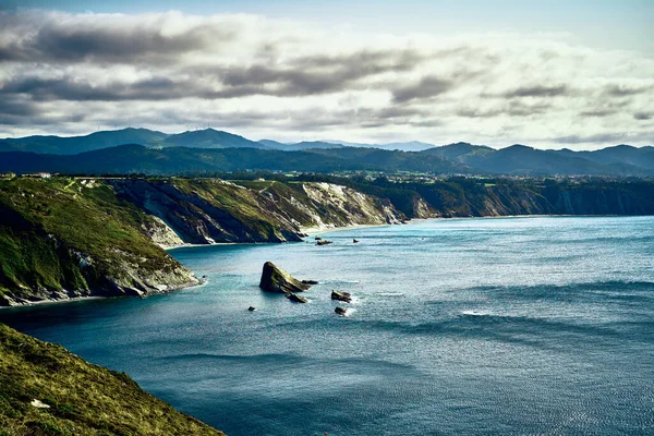 Uma Vista Atraente Uma Costa Rochosa Mar Ondulado Dia Ensolarado — Fotografia de Stock