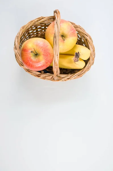 Čerstvé Zdravé Plody Šedém Povrchu Jablka Banány Textovým Prostorem — Stock fotografie