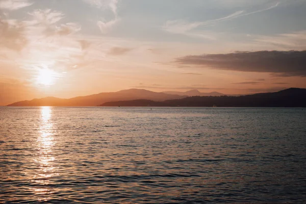 Paysage Mer Entouré Collines Sous Lumière Soleil Pendant Beau Lever — Photo