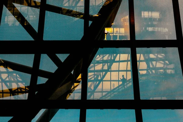 Närbild Ett Glasfönster Byggnaden Med Reflektion Trappan Silhuett — Stockfoto