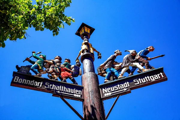 Nízký Úhel Záběru Zdobně Vyřezávaného Dřevěného Ukazatele Lenzkirchu Schwarzwaldu Německo — Stock fotografie