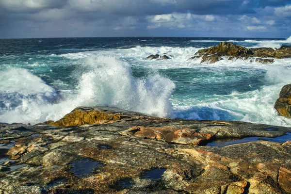 在多云的天空下 在澳大利亚南部海岸上拍出了一幅幅狂浪的风景画 — 图库照片