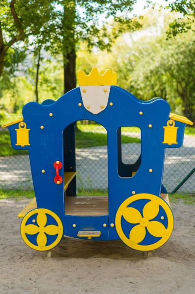 Liten Gul Och Blå Trävagn För Barn Lekplats — Stockfoto
