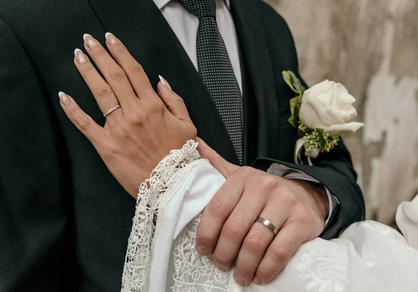 Braut Hält Hand Auf Brust Des Bräutigams Frischvermählte Mit Eheringen — Stockfoto