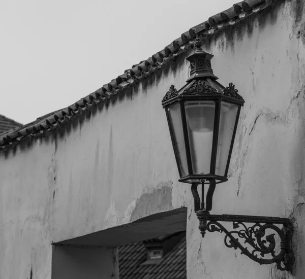 Historyczna Lampa Uliczna Zamontowana Ścianie Starego Budynku — Zdjęcie stockowe