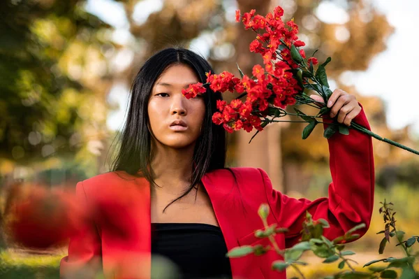 Een Portret Van Een Elegante Oost Aziatische Vrouw Een Rood — Stockfoto