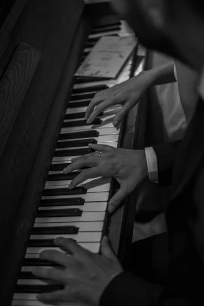 Людина Грає Піаніно Сірого Кольору — стокове фото