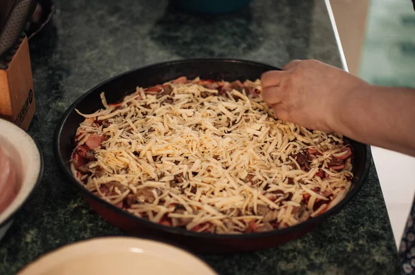 Detailní Záběr Ženy Připravující Pizzu Přidáním Ingrediencí — Stock fotografie