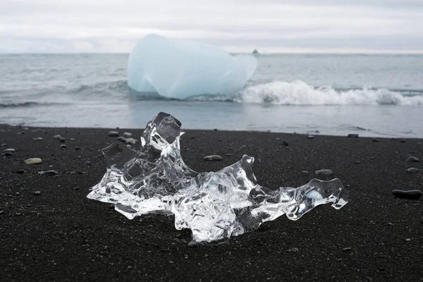 Zbliżenie Bloków Lodowatego Lodu Wyrzuconych Brzeg Diamond Beach Islandia — Zdjęcie stockowe