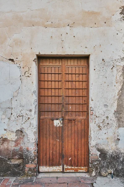 Fachada Desgastada Não Pintada Com Uma Porta Metálica Com Espaço — Fotografia de Stock