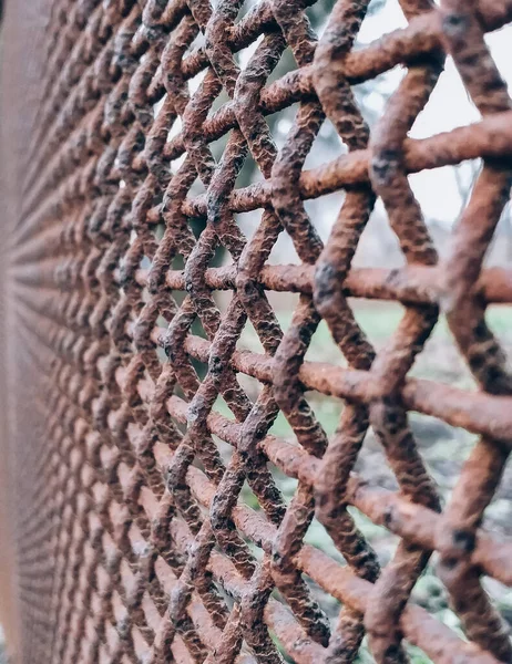 锈蚀的金属格栅围栏的垂直特写 — 图库照片