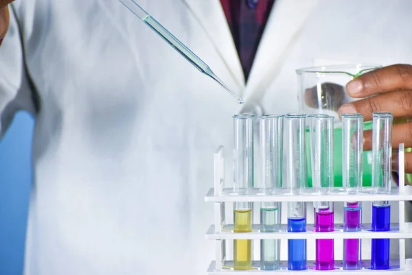 Nahaufnahme Eines Wissenschaftlers Weißen Laborkittel Mit Farbigen Lösungen Reagenzglas — Stockfoto