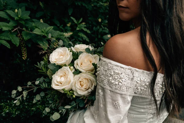 Gelinin Beyaz Gelinlik Giyip Beyaz Güllerle Buket Tutarken Yakın Plan — Stok fotoğraf