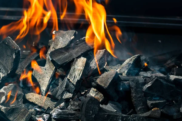 Zbliżenie Strzał Grill Pit Płonącym Otwartym Ogniem — Zdjęcie stockowe