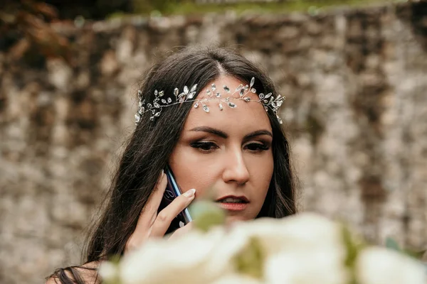 Ritratto Giovane Donna Che Parla Telefono Giorno Del Suo Matrimonio — Foto Stock