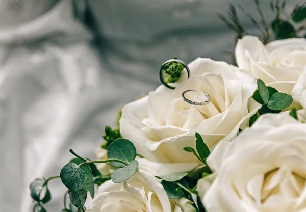 Immagine Ravvicinata Fedi Nuziali Cima Bouquet Fiori Bianchi Verdi — Foto Stock