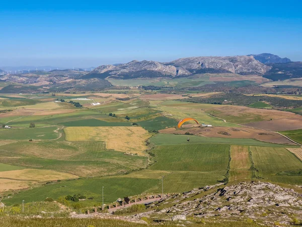 Pomarańczowy Paralotniarz Lecący Nad Polami Andaluzji — Zdjęcie stockowe