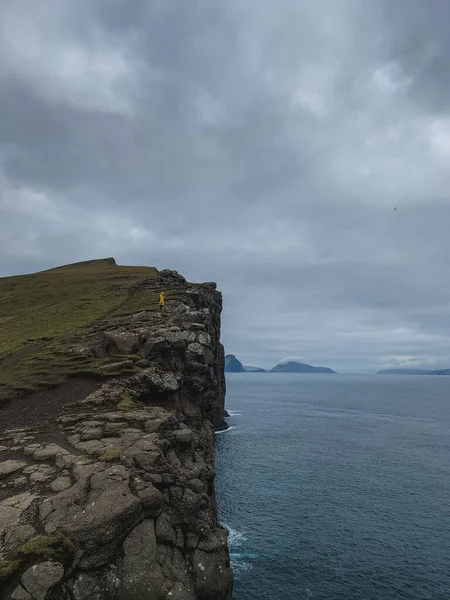 Scogliere Delle Isole Faroe Oceano Sotto Verdi Prati Erbosi Primo — Foto Stock