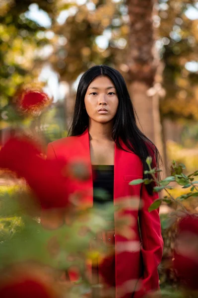 Retrato Uma Mulher Leste Asiático Vestindo Terno Vermelho Jardim Outono — Fotografia de Stock