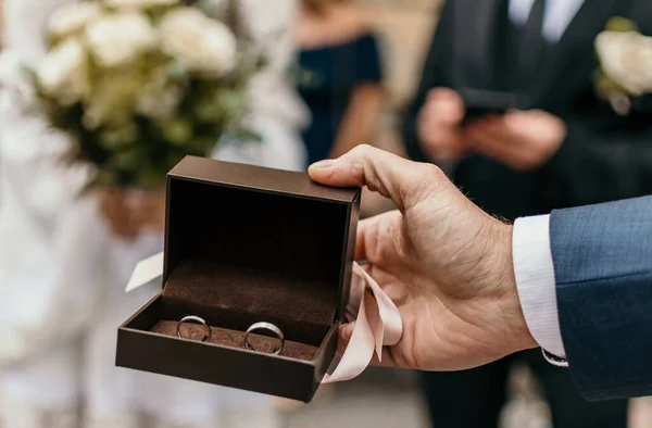 Imagem Close Mão Segurando Caixa Com Anéis Casamento — Fotografia de Stock