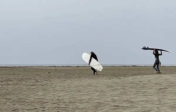 Fresno États Unis Août 2021 Deux Surfeurs Portant Leurs Planches — Photo