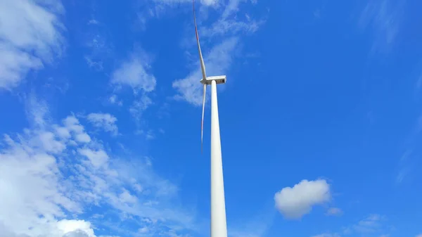 Ветряная Турбина Против Облаков — стоковое фото