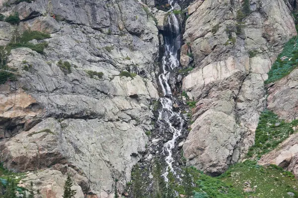 Uma Vista Superior Uma Paisagem Rochosa Com Uma Cachoeira Meio — Fotografia de Stock