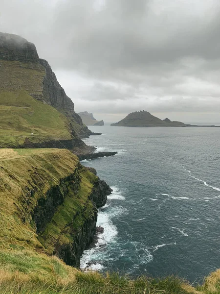 Kliffen Van Faeröer Oceaan Onder Groene Grasvelden Voorgrond Torenhoge Zwarte — Stockfoto